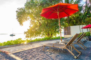 Güzel tropikal deniz okyanus ve plaj şemsiye ve sandalye seyahat ve tatil için