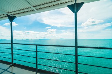 Güzel deniz ya da okyanus görünüm dış dükkanı veya tekne ile balkon