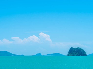 Seyahat ve tatil için mavi gökyüzü arka plan üzerinde beyaz bulut ile güzel tropikal deniz okyanus