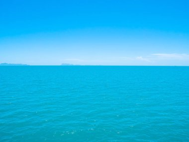 Seyahat ve tatil için mavi gökyüzü arka plan üzerinde beyaz bulut ile güzel tropikal deniz okyanus