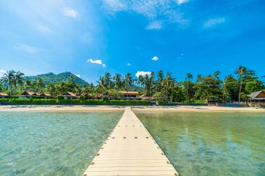 Güzel tropikal plaj deniz ve kum mavi gökyüzü ve beyaz bulut iskelesinden seyahat ve tatil için Hindistan cevizi hurma ağacı ile