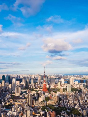 Japonya'da mavi gökyüzü ve beyaz bulut ile güzel mimari ve yapı ile tokyo tokyo şehir etrafında kule