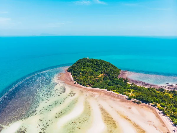 Letecký Pohled Krásnou Tropickou Pláž Moře Stromy Ostrově Pro Cestování — Stock fotografie