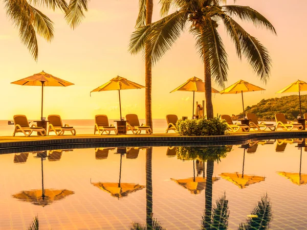 Napernyő Szék Luxus Szabadtéri Medence Szálloda Resort Nyaralás Utazás Körül — Stock Fotó