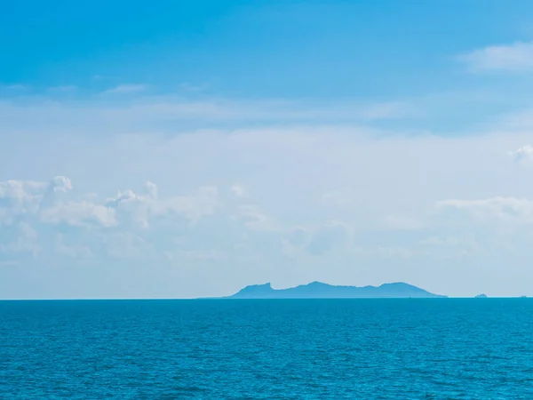 Hermoso Mar Océano Nube Blanca Fondo Del Cielo Azul Con — Foto de Stock