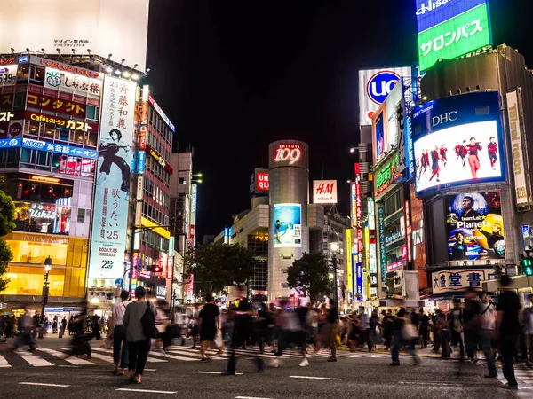 Shibuya Tokyo Japonya - 29 Temmuz 2018: Yayalar insanlar yaya geçidi Tokyo, Japonya'da Shibuya bölgesi çevresinde