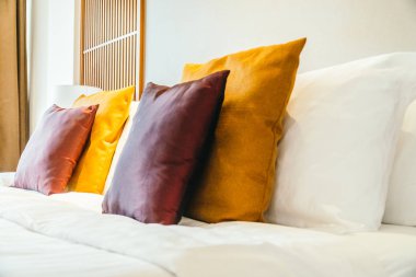 Yatakta ışık lamba mobilya dekorasyon iç otel yatak odası ile konforlu yastık