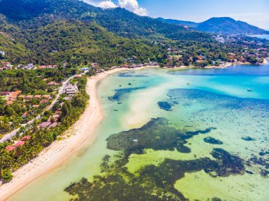 Güzel tropikal plaj ve deniz hurma ve koh samui Adası seyahat ve tatil için diğer ağacında havadan görünümü