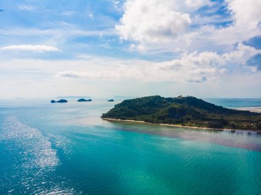 Güzel tropikal plaj ve deniz hurma ve koh samui Adası seyahat ve tatil için diğer ağacında havadan görünümü