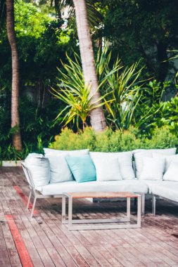 Kanepe dekorasyon açık veranda tropikal ve doğa manzaralı konforlu yastık