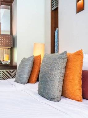 Otel yatak odasında ışık lamba dekorasyonu ile yatakta rahat yastık