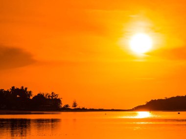 Güzel tropikal plaj deniz ve okyanus ile Hindistan cevizi hurma ağacı gündoğumu zaman seyahat ve tatil için