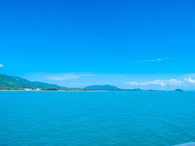 Güzel deniz ve okyanus kopya alanı için metin bulut beyaz ve mavi gökyüzü zemin üzerine