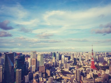 Japonya'da mavi gökyüzü ve beyaz bulut ile güzel mimari ve yapı ile tokyo tokyo şehir etrafında kule