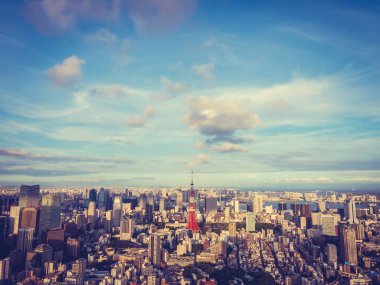 Japonya'da mavi gökyüzü ve beyaz bulut ile güzel mimari ve yapı ile tokyo tokyo şehir etrafında kule