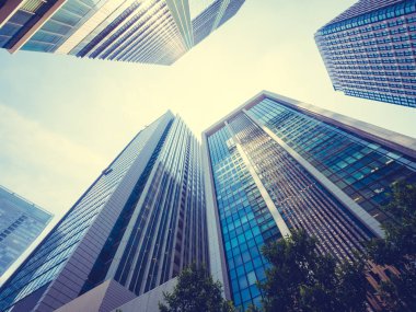 Güzel gökdelen mimarisi ve cam pencere ile kentin iş çevresinde binanın dış