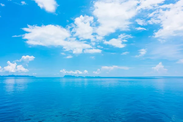 美丽的海和海洋与云彩在蓝天背景 — 图库照片