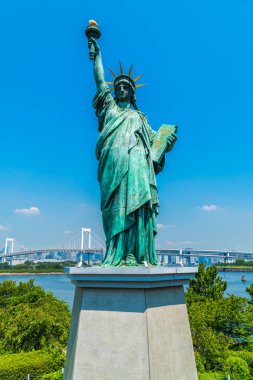 Özgürlük heykeli ile Gökkuşağı Köprüsü odaiba adası tokyo Japonya