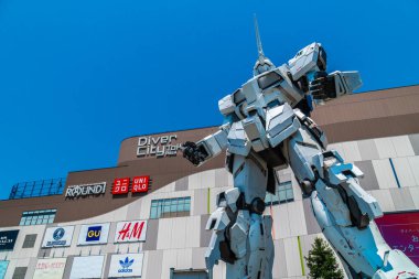 Tokyo Japonya - 1 Ağustos 2018: güzel dev tek boynuzlu at Gundam Model ve dalgıç şehir plaza Tokyo alışveriş merkezinde Odaiba önünde duran heykeli ada Japonya