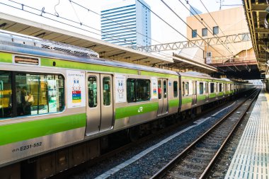 Tokyo Japonya - 5 Ağustos 2018: Japonya'da tren ve metro istasyonu uzaklıktadır popüler ulaşım