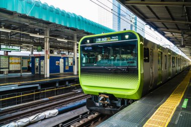 Tokyo Japonya - 5 Ağustos 2018: Japonya'da tren ve metro istasyonu uzaklıktadır popüler ulaşım