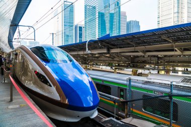 Tokyo Japonya - 5 Ağustos 2018: Japonya'da tren ve metro istasyonu uzaklıktadır popüler ulaşım