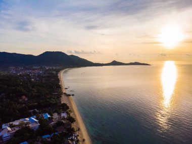 Güzel tropikal plaj ve deniz hurma ve koh samui Adası Tayland tatil ve seyahat için gündoğumu zaman diğer ağacında havadan görünümü