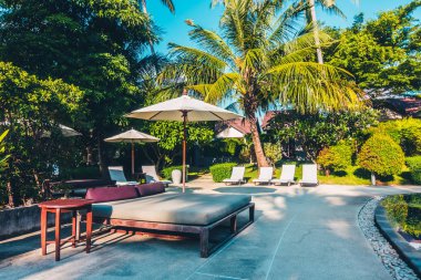 Güzel lüks otel ve tatil seyahat ve tatil için sandalye ve şemsiye ile açık yüzme havuzu