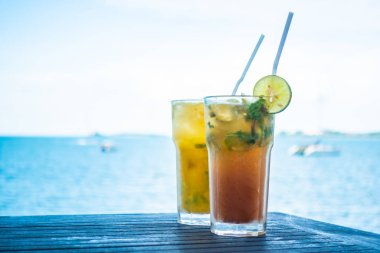 Mojito cam tropikal deniz okyanus ve Plajı manzaralı içme buz