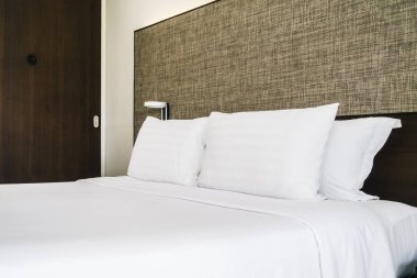 Otel yatak yatak dekorasyon iç beyaz rahat yastık