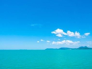 Seyahat ve tatil için mavi gökyüzü arka plan üzerinde beyaz bulut ile güzel tropikal deniz okyanus