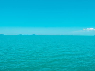 Seyahat ve tatil için mavi gökyüzü arka plan üzerinde beyaz bulut ile güzel tropikal deniz okyanus