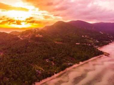 Güzel tropikal plaj ve deniz Island günbatımı zaman seyahat ve tatil için havadan görünümü