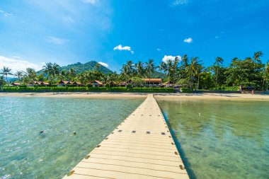 Güzel tropikal plaj deniz ve kum mavi gökyüzü ve beyaz bulut iskelesinden seyahat ve tatil için Hindistan cevizi hurma ağacı ile