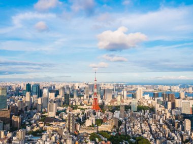 Japonya'da mavi gökyüzü ve beyaz bulut ile güzel mimari ve yapı ile tokyo tokyo şehir etrafında kule