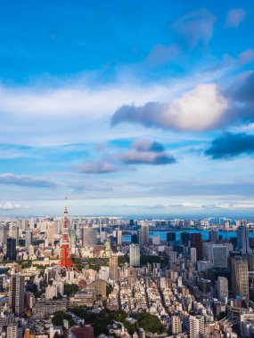 Japonya'da mavi gökyüzü ve beyaz bulut ile güzel mimari ve yapı ile tokyo tokyo şehir etrafında kule