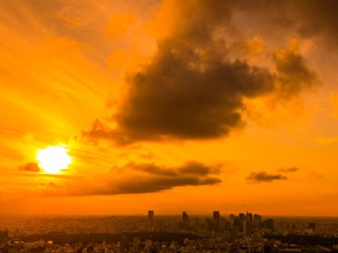 Güzel havadan görünümü, mimari ve günbatımı zaman Japonya'nın tokyo şehir etrafında bina