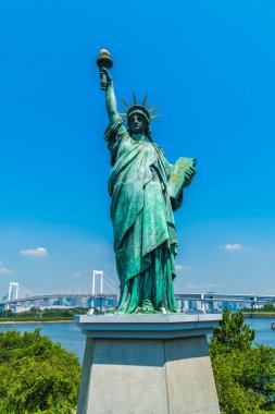 Özgürlük heykeli ile Gökkuşağı Köprüsü odaiba adası tokyo Japonya