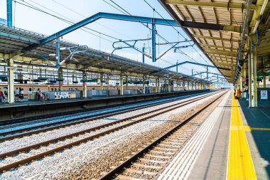 Tokyo Japonya - 5 Ağustos 2018: Japonya'da tren ve metro istasyonu uzaklıktadır popüler ulaşım
