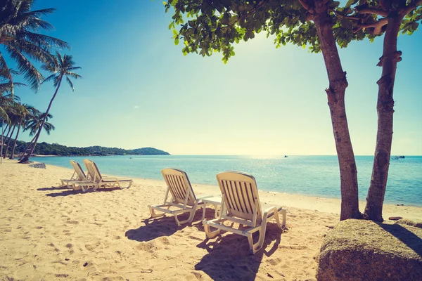 Piękna Plaża Tropikalne Morze Krzesło Błękitne Niebo Podróże Wakacje — Zdjęcie stockowe
