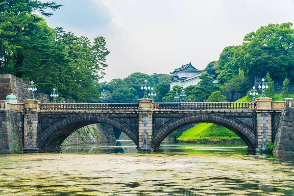 Güzel eski mimari İmparatorluk Sarayı Kalesi hendek ve Tokyo şehir Japonya köprüsünde
