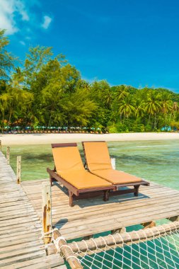 Ahşap iskele veya köprü tropikal plaj ve deniz paradise Island Seyahat ve tatil için