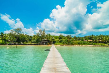Ahşap iskele veya Cennet Adası için seyahat etmek tatil tropikal plaj ve ile köprü