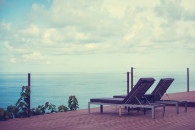 Güzel tropikal deniz okyanus ve mavi gökyüzü arka plan Oda Veranda balkon seyahat ve tatil için