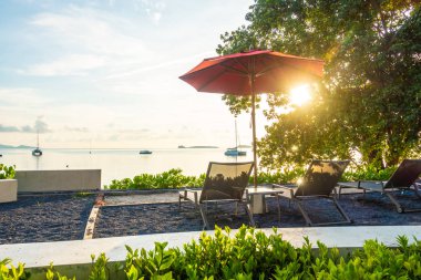 Güzel tropikal deniz okyanus ve plaj şemsiye ve sandalye seyahat ve tatil için