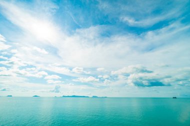 Güzel beyaz bulut mavi gökyüzü ve deniz ya da okyanus arka planı için