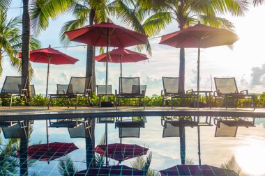 Güzel lüks otel ve tatil seyahat ve tatil için sandalye ve şemsiye ile açık yüzme havuzu