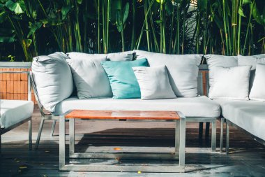 Kanepe dekorasyon açık veranda tropikal ve doğa manzaralı konforlu yastık