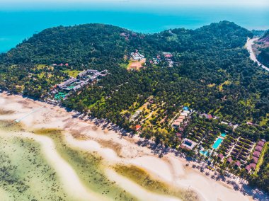 Seyahat ve tatil için adada güzel tropikal plaj ve deniz ağaçları ile havadan görünümü