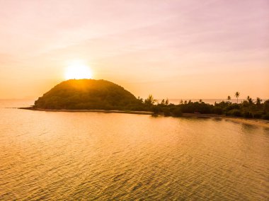 Güzel tropikal plaj ve deniz Island günbatımı zaman seyahat ve tatil için havadan görünümü